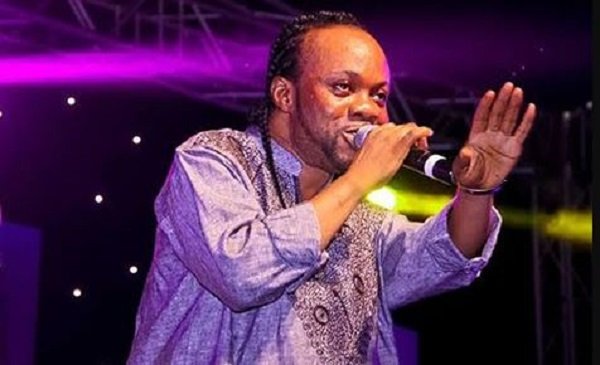 Daddy Lumba Fight With A Fan On Stage For Picking Money