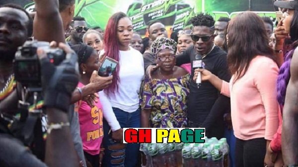 [Video+Photos] Shatta Wale Sprays Cash On Excited Fans At Nima Market