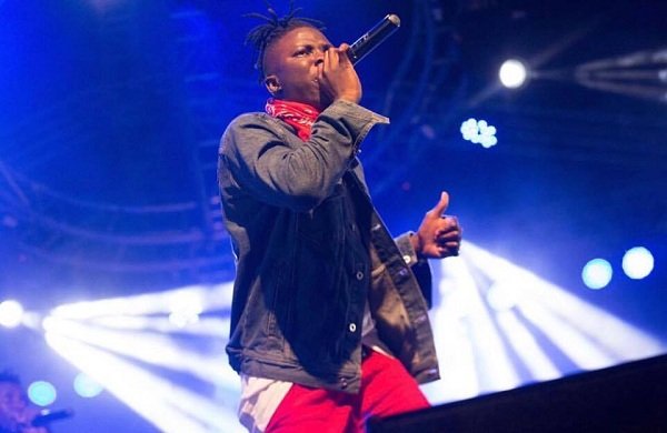 Video: Stones thrown at Stonebwoy at the Ashaiman concert ~ He threatened to shoot the fans with a pistol