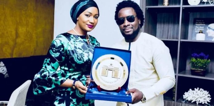 Samira Bawumia awards Sonnie Badu with a gold plaque