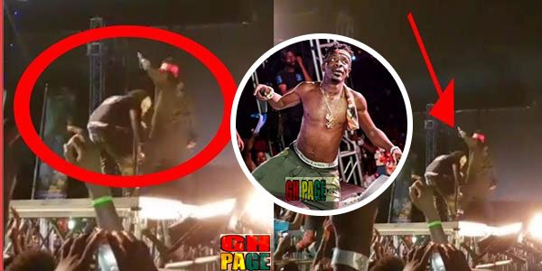 S Concert: Shatta Wale gave a hot Slap to His Bodyguard On Stage For Allowing A Fan To hold his leg(Video)