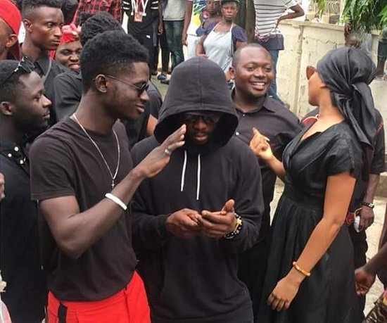 Fan mocks Kuami Eugene for wearing a faded black top to Ebony's One-Week Memorial Service