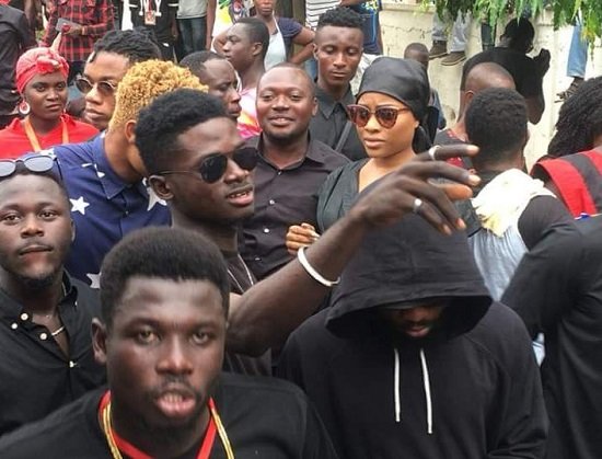 Fan mocks Kuami Eugene for wearing a faded black top to Ebony's One-Week Memorial Service