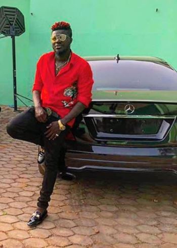 Shatta Wale dashes brand new Benz to Pope Skinny[Photos+Video]