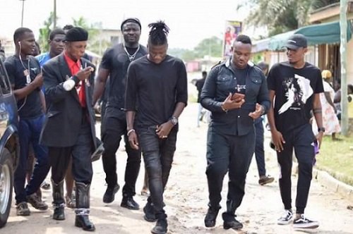 Photos: Stonebwoy and his crew visits Ebony's father to pay their tribute