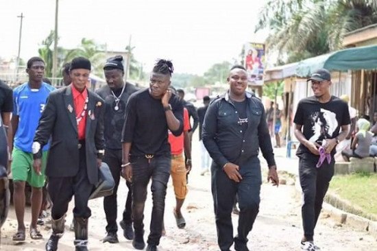 Photos: Stonebwoy and his crew visits Ebony's father to pay their tribute