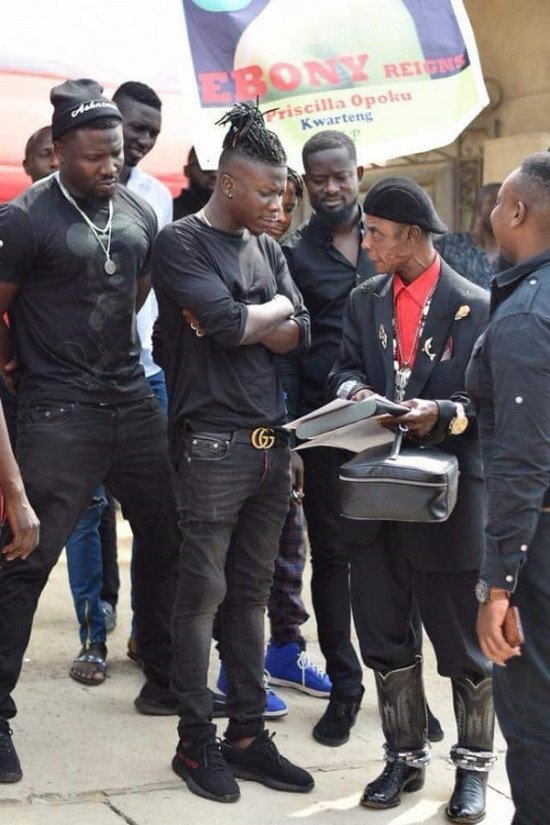 Photos: Stonebwoy and his crew visits Ebony's father to pay their tribute