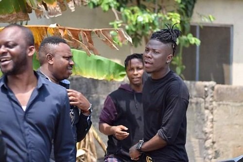 Photos: Stonebwoy and his crew visits Ebony's father to pay their tribute