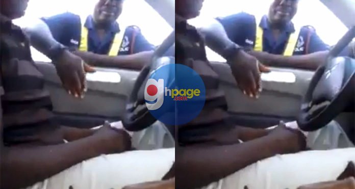 Video: Police Officer taking GHC1 bribe from driver goes viral on social media