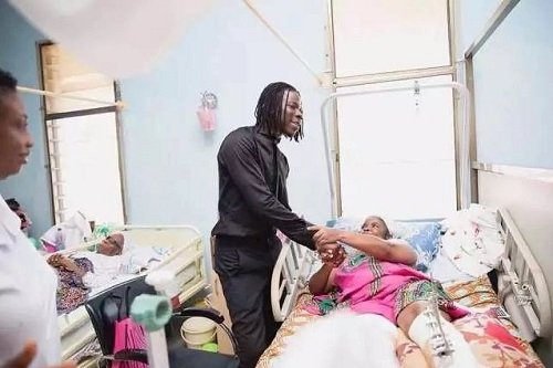 Photos: Stonebwoy celebrates birthday with Korle-Bu Teaching Hospital, pay bills of stranded patients