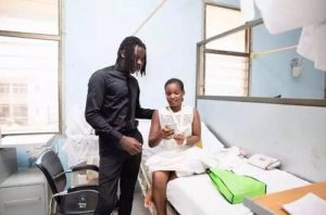 Photos: Stonebwoy celebrates birthday with Korle-Bu Teaching Hospital, pay bills of stranded patients