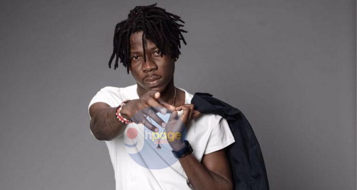 Stonebwoy fires gunshot at Zylofon Media staff led by Bulldog for forcefully trying to retrieve the Mercedes Benz given to him as part of the signing deal