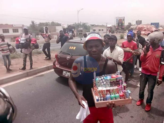 Photos: Stonebwoy spotted selling on the streets of Accra