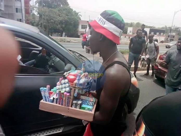 Photos: Stonebwoy spotted selling on the streets of Accra