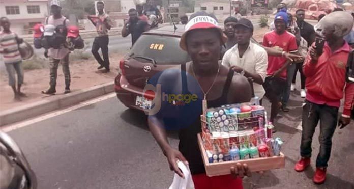 Photos: Stonebwoy spotted selling on the streets of Accra