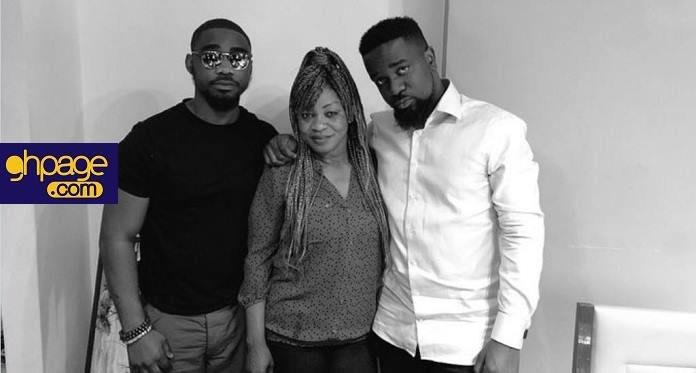 Sarkodie shares a rare photo of his pretty siblings