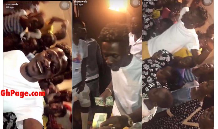 Shatta Wale gifts kids in his area with GHC10 each