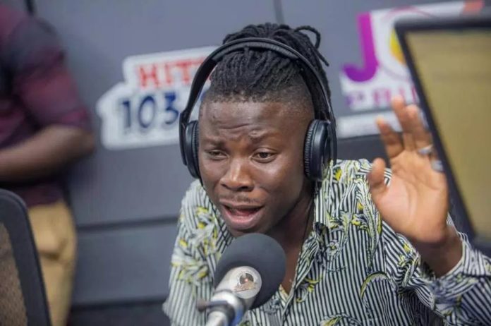 Stonebwoy frowns & rejects fans trying to show him love in Traffic