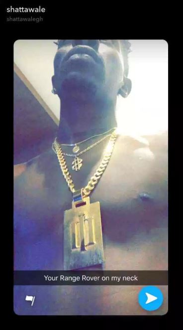 Shatta Wale mocks Sarkodie's Range Rover with a customized 24 karat gold chain