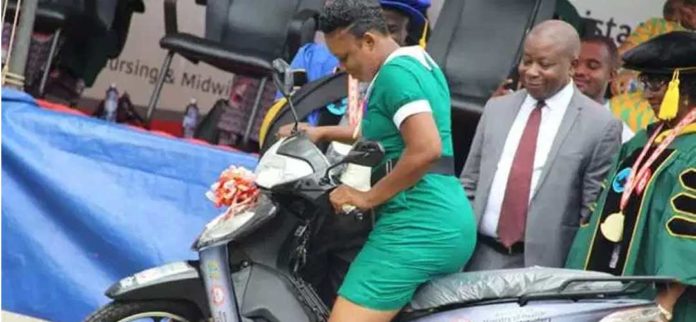 Nurse who helped pregnant woman deliver in bus receives motorbike