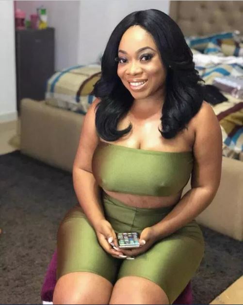 Moesha Buodong goes bra-less; shows free nipples in new photos