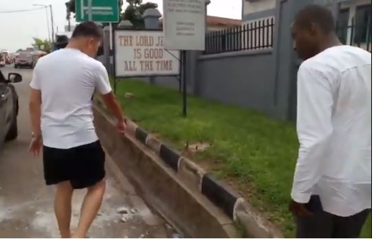 Ghanaian Journalist orders Chinese man to pick rubbish in a gutter