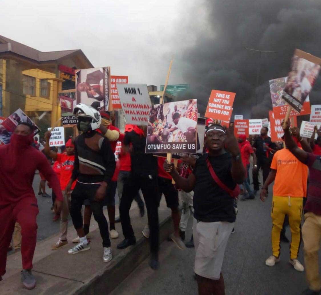 Menzgold customers block roads and burn tyres as they stage their major demo in Kumasi [Photos]