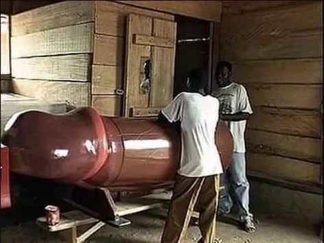 Ghanaian carpenter makes Pen¥s-shaped coffin for womanizers