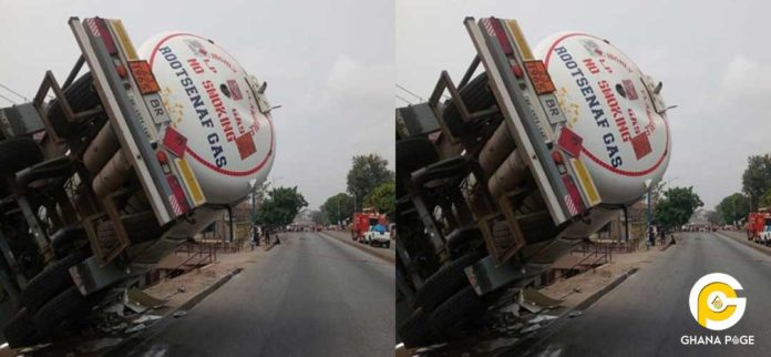 Tanker carrying LPG crashes into building