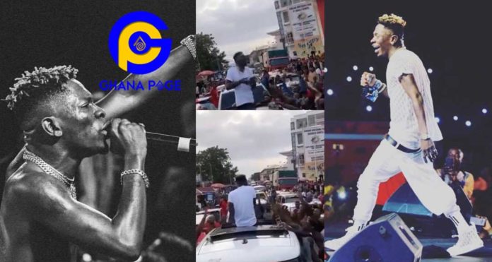 Shatta Wale caused huge traffic in Cape Coast as he sprayed dollars on fans yesterday [Watch]