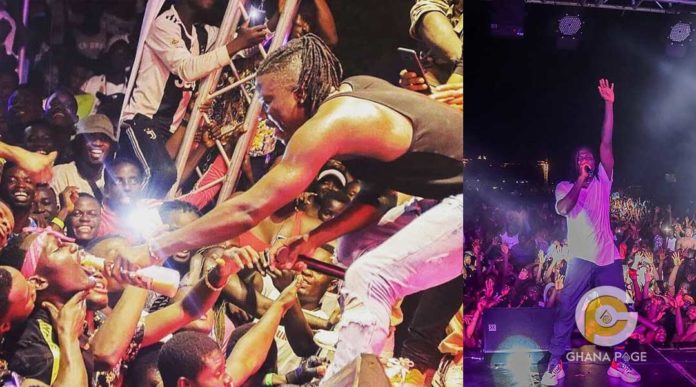 Stonebwoy blasted for sharing Kpoo Keke on stage during performance