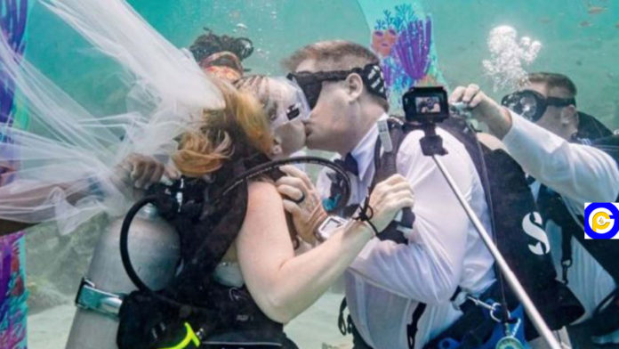 Couples-wed-32ft-down-the-sea-to-set-a-record-(Photos)