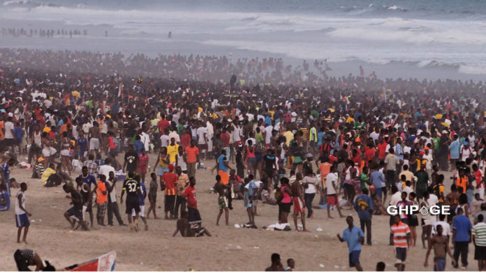 Lockdown: Residents defy lockdown rules as they storm Chorkor beach to have fun
