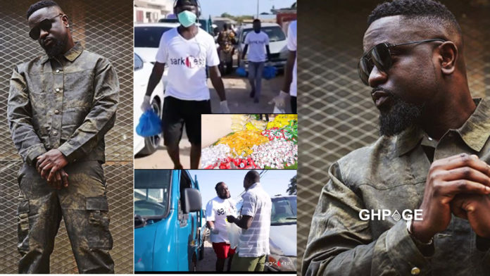 Sarkodie-and-his-team-Sarkcess-have-donated-to-some-people-in-Tema
