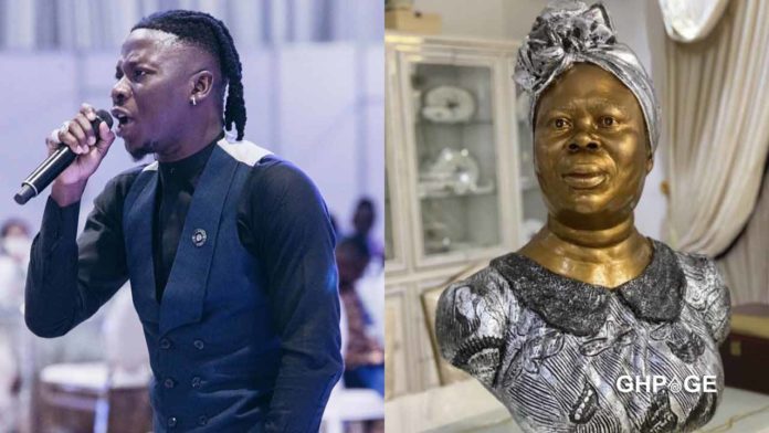 Stonebwoy make a golden statue of her mother to celebrate her on Mother’s day