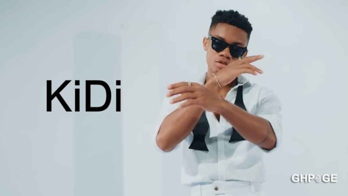 Kidi shows the face of his cute son in a video on social media