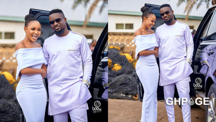 Akuapem Poloo excited after taking a photo with Sarkodie