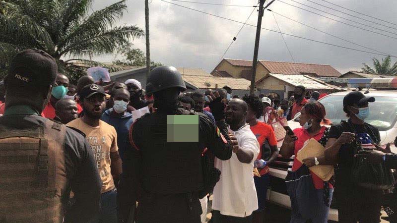 Menzgold customers demonstrating