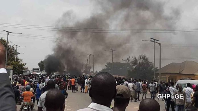 Kwesimintim residents block roads to prevent EC officials
