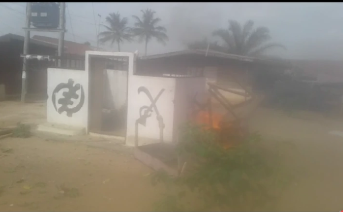 Angry Youth Set Otumfuo's Shrine On Fire And Clash With The Police For Attempting To Burn Palace | Photos 