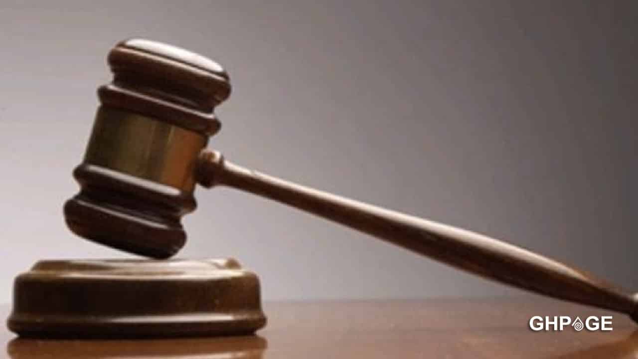 Thieves break into a courtroom, steal several items