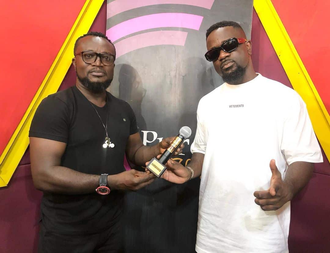 VIDEO: Sarkodie gifted customized microphone for being the ‘fastest rapper’ VIDEO: Sarkodie gifted customized microphone for being the ‘fastest rapper’