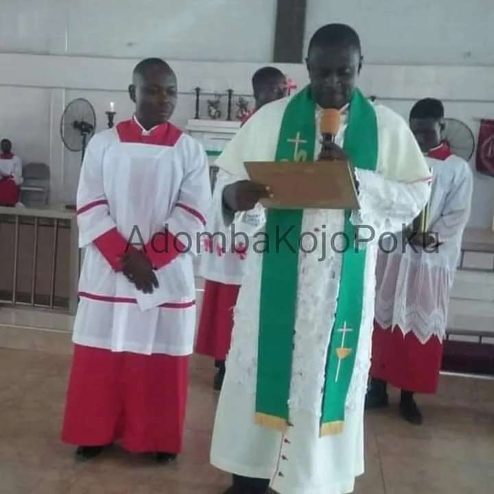 Clear pictures of the Anglican priest who kissed girls at St. Monica's college (photos)