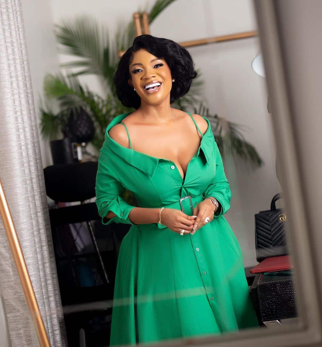 Social media reacts as Serwaa Amihere shows her clḛavagḛ in new photos.