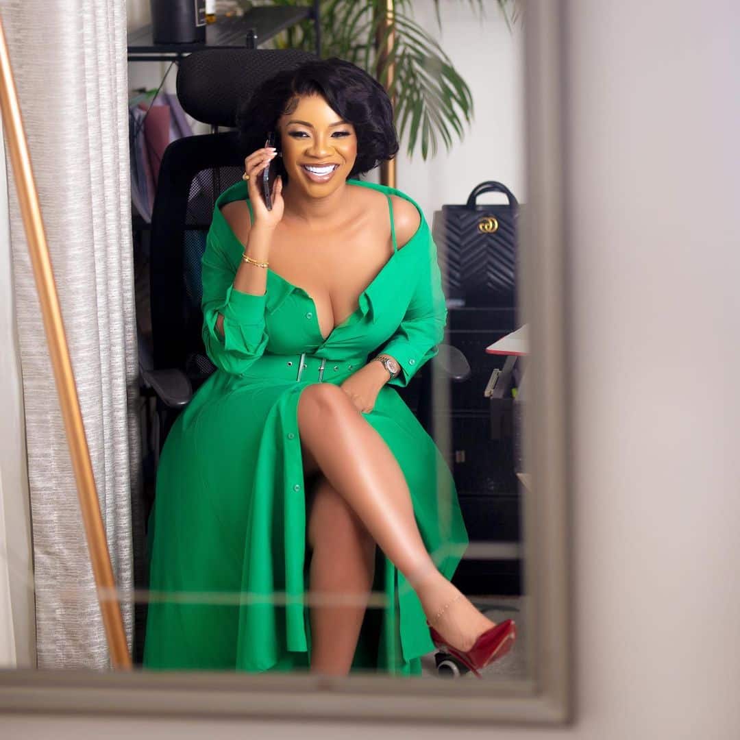 Social media reacts as Serwaa Amihere shows her clḛavagḛ in new photos.