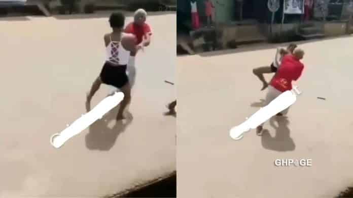 Two slayqueens fight dirty, strip themselves naked in the middle of a busy street over boyfriend (Video)