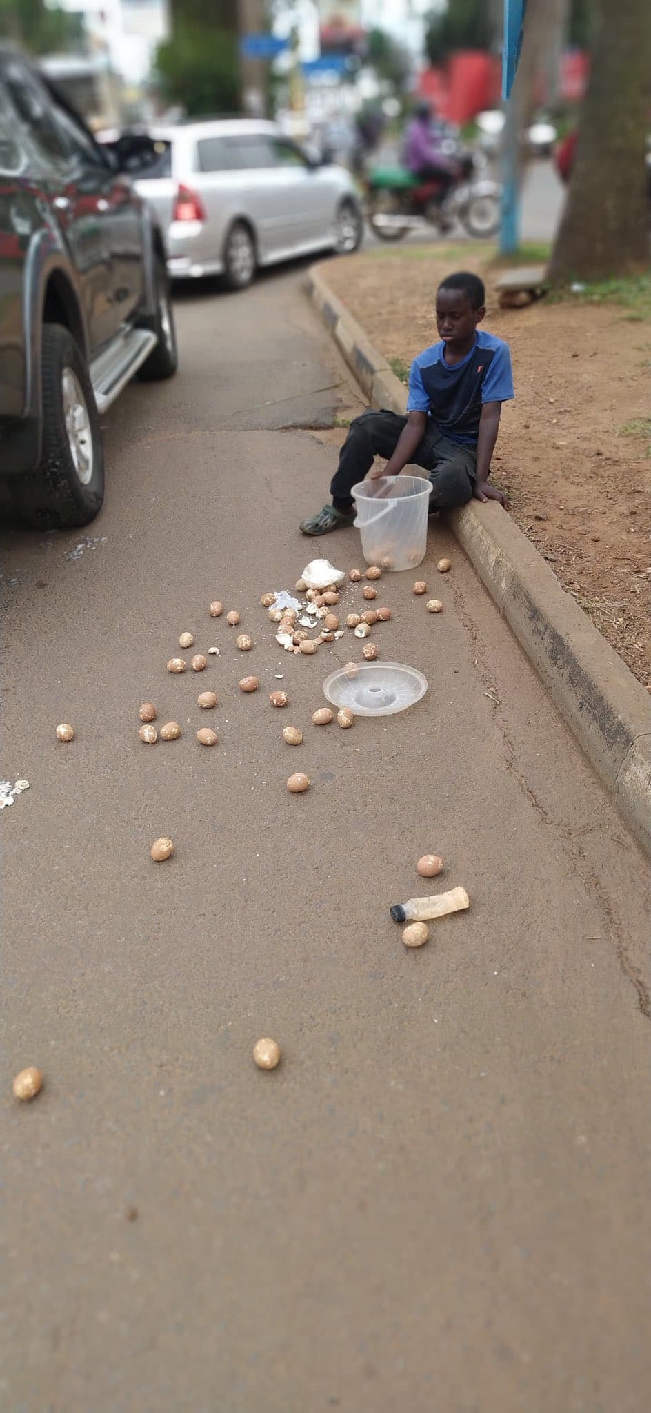 Street kid using broken eggs to take advantage of people's goodness in Accra exposed.
