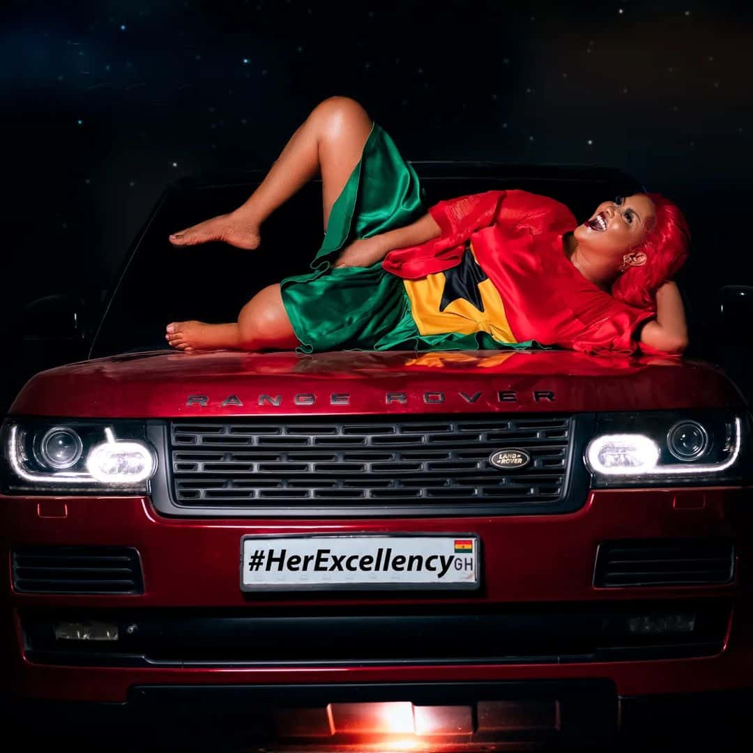 Mcbrown Causes stir after her usual pose whiles flaunting her new Range Rover with a customized number plate.