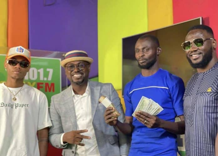 KiDi gifts GH¢5K to kind taxi driver for returning money to market women