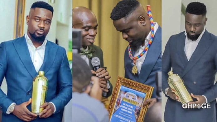 Dr UN giving out an award to rapper Sarkodie
